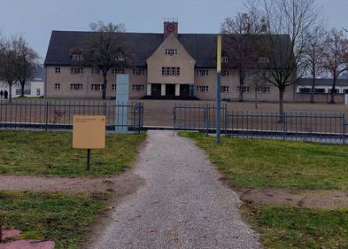 Ehemalige Kommandantur des KZ Ravensbrück - heute zentraler Teil der Mahn- und Gedenkstätte. © Sina Meißgeier