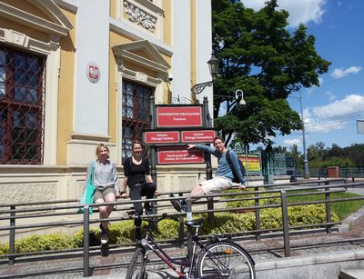 Studierende posieren sitzend auf einem Geländer vor der Philologischen Fakultät der Universität Breslau
