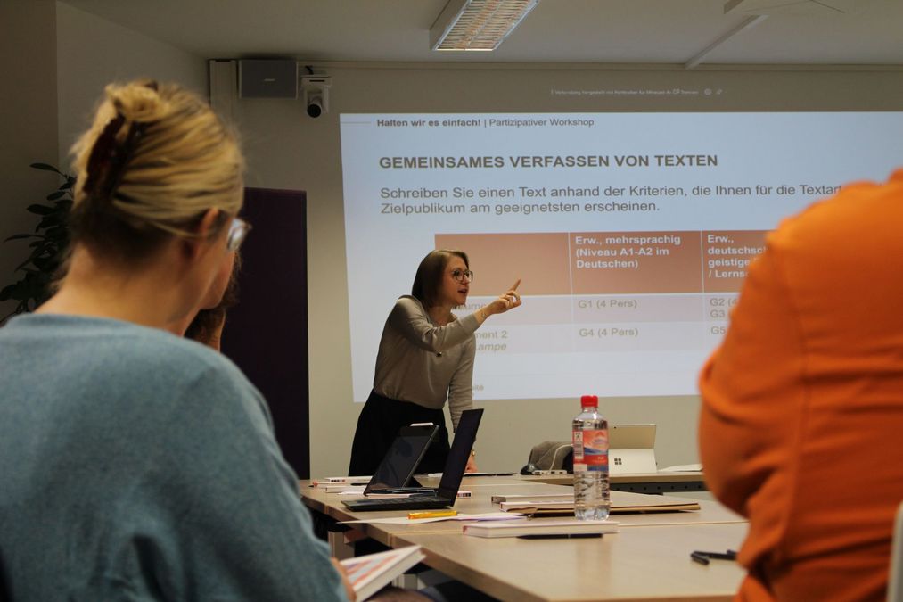 enlarge the image: Rédaction de textes en langage simplifié pendant l'atelier participatif de Leipzig. Photo : Cedric Jürgensen