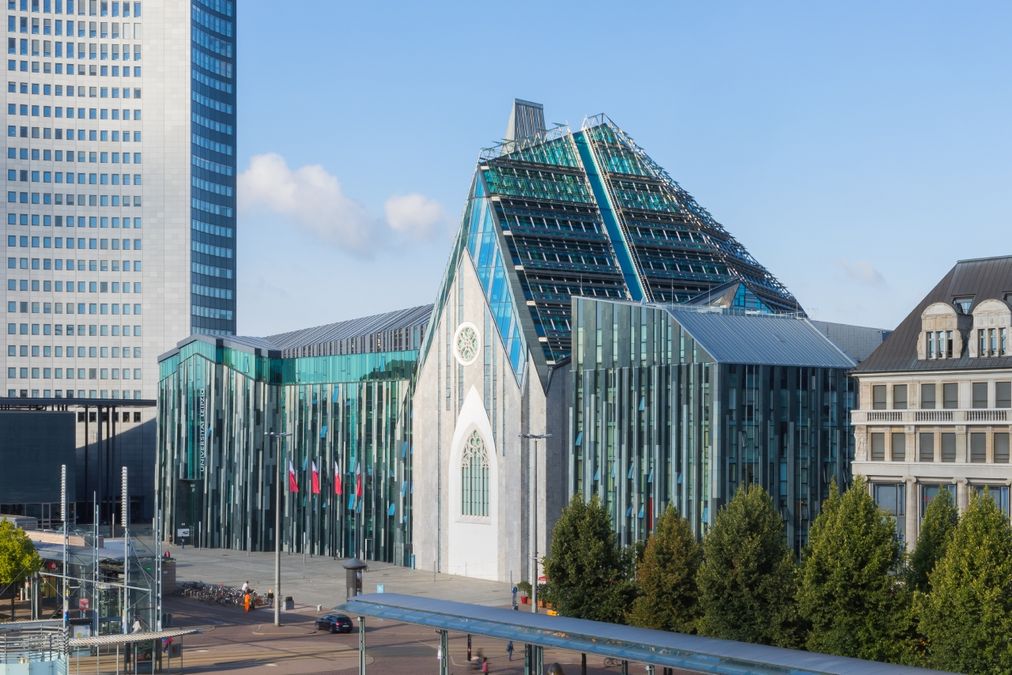 zur Vergrößerungsansicht des Bildes: Gebäudeansicht des Campus Augustusplatz mit Blick auf das Neue Augusteum und Paulinum der Universität Leipzig