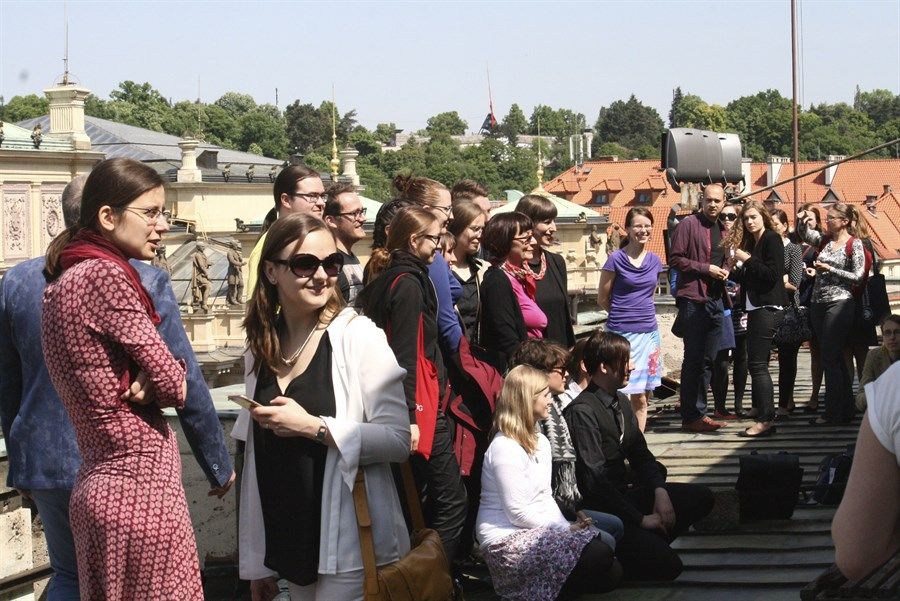 zur Vergrößerungsansicht des Bildes: Teilnehmende der Konferenz posieren auf einer Terrasse in Prag