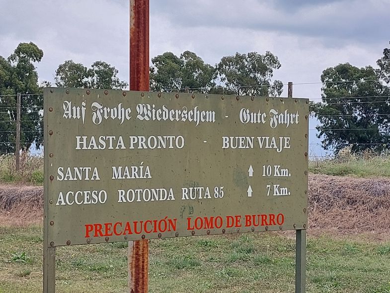 Informationsschild auf der Avenida Alemanes del Volga, Coronel Suárez, von der Feldforschung in Argentinien, März 2022 (Bild: privat)