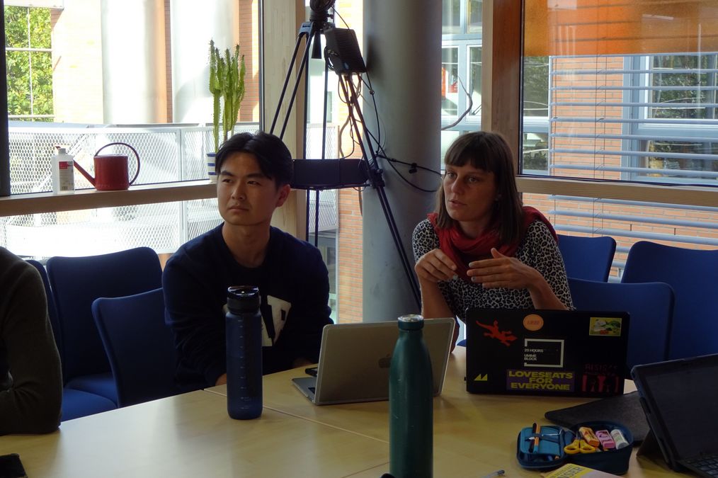 zur Vergrößerungsansicht des Bildes: Studierende diskutieren im wissenschaftliche Kolloquium zu Leichter Sprache. Foto: Julia Fuchs