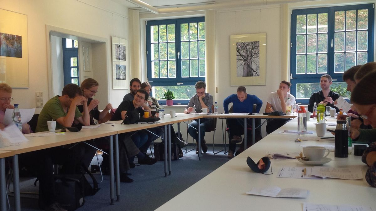 enlarge the image: Members of the Research Training Unit are sitting around a table (during the retreat in Großbothen)