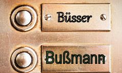 Grafik von einem Klingelschild mit den Familiennamen Büsser und Bußmann darauf.