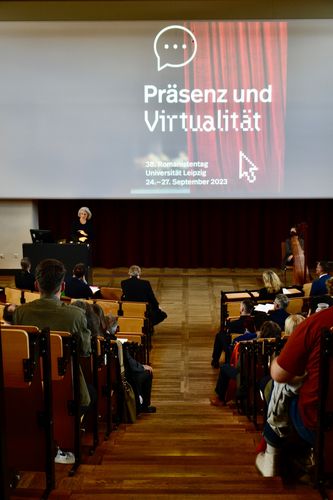 Die Rektorin der Universität Leipzig hält eine Rede zum 38. Romanistentag