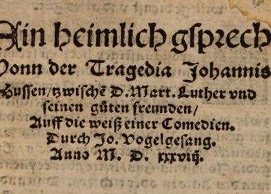 Zu sehen ist das Titelblatt des Theaterstücks „Ein heimlich gsprech Vonn der Tragedia Johannis Hussen.“ aus de, Jahr 1538.