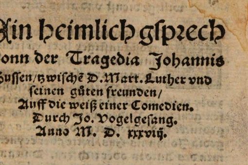 Zu sehen ist das Titelblatt des Theaterstücks „Ein heimlich gsprech Vonn der Tragedia Johannis Hussen.“ aus de, Jahr 1538.