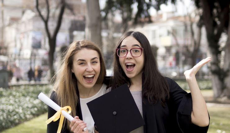 zwei Studierende freuen sich über Ihren Abschluss, Foto: Colourbox