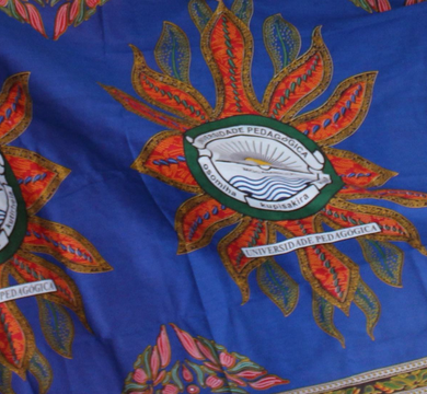 Das Bild zeigt ein blaues Tuch mit dem Symbol der Universidade Rovuma