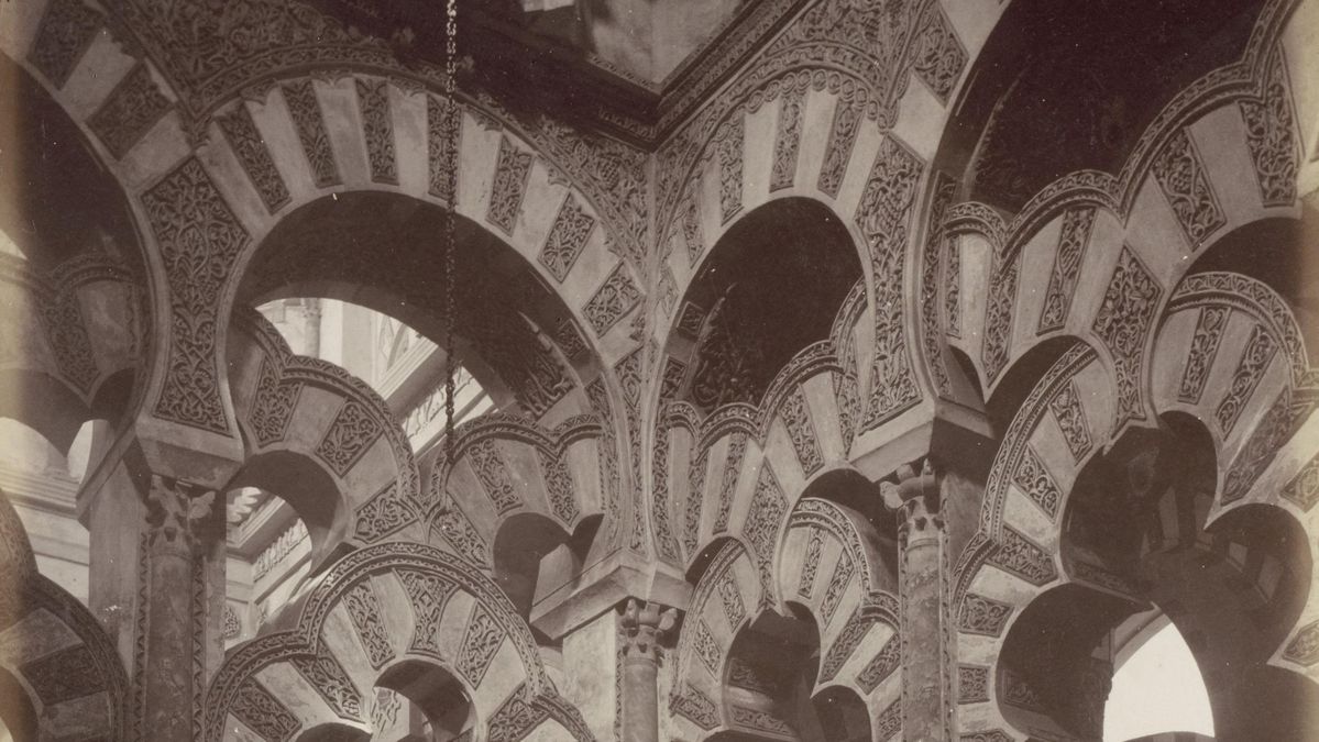 Ein Schwarz-Weiß-Foto einer Detailansicht der Mezquita in Córdoba, Spanien, ca. 1857 - ca. 1880. Darauf sind Säulen und Bögen in maurischem Stil zu sehen.