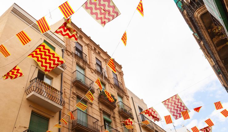 Gelb-Rote Fahnen in einer Straße in Tarragona