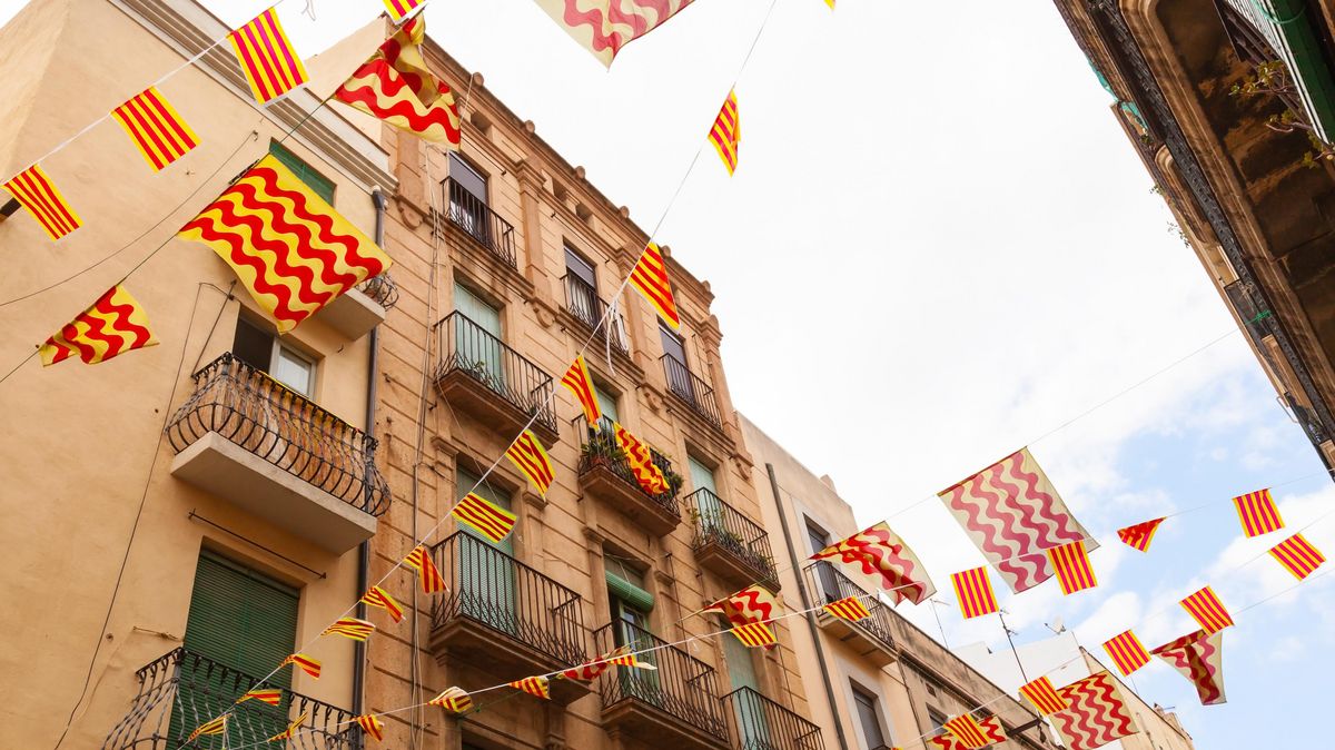 zur Vergrößerungsansicht des Bildes: Gelb-Rote Fahnen in einer Straße in Tarragona