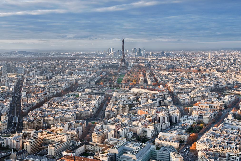 Blick auf Eiffelturm und Panorama von Paris im Winter am Nachmittag.