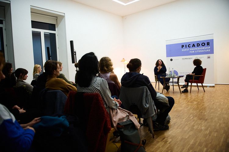 Picture of the reading including the audience (Photo: Andreas Lamm for Holtzbrinck Berlin)