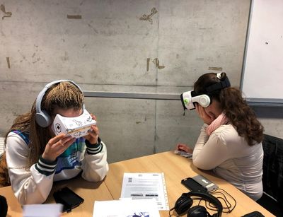 Zwei Studierende mit VR-Brillen und Kopfhörern