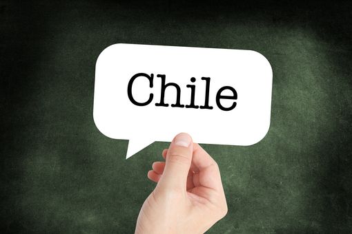 Eine Hand hält ein Schild mit der Aufschrift Chile