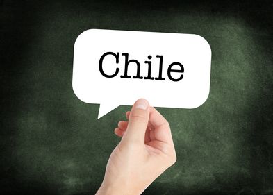 Eine Hand hält ein Schild mit der Aufschrift Chile