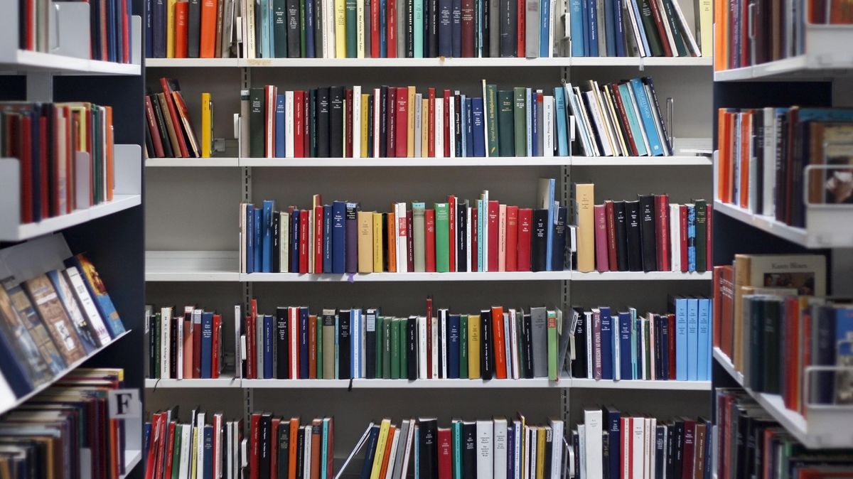 zur Vergrößerungsansicht des Bildes: Raum mit gefüllten Bücherregalen