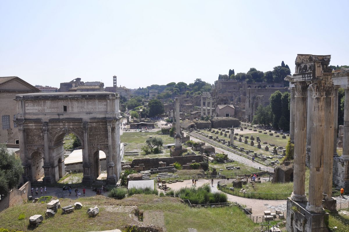 zur Vergrößerungsansicht des Bildes: Blick auf antike Bauwerke in Rom