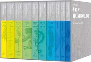 Zu sehen sind aneinandergereihte Bücher, man sieht den Buchrücken der Reihe "Alexander von Humboldt, Sämtliche Schriften"