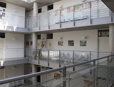 Blick durch die Etage des Instituts für Slavistik im Geisteswissenschaftlichen Zentrum