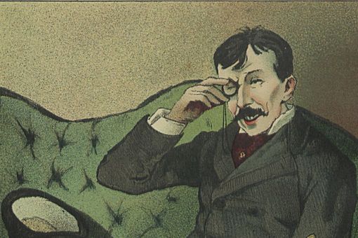 Ausschnitt aus der Karikatur des portugiesischen Autors Eça de Queiroz. Die Farbzeichnung zeigt einen hageren Mann mit hohen Wangenknochen, schwarzen Haaren und einem schwarzen Schnauzer, der auf einem grünen Sofa sitzt. Er klemmt sich gerade ein Monokel ins rechte Auge und lächelt verschmitzt dabei.